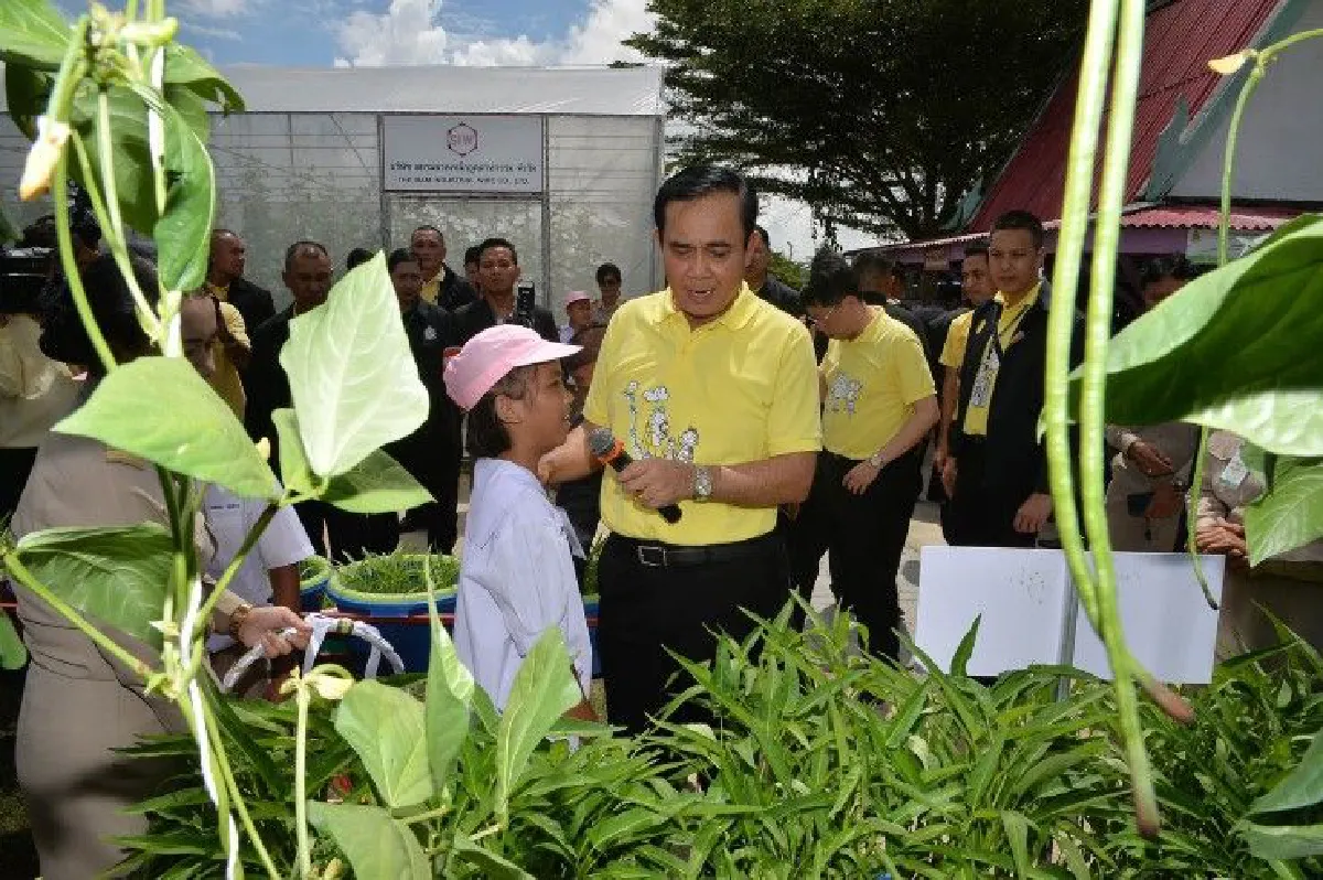 ลุงตู่เยือนรร.วัดเกาะ สอนหลานต้องขยันเป็นคนดี