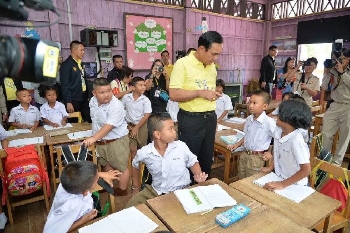 ลุงตู่เยือนรร.วัดเกาะ สอนหลานต้องขยันเป็นคนดี