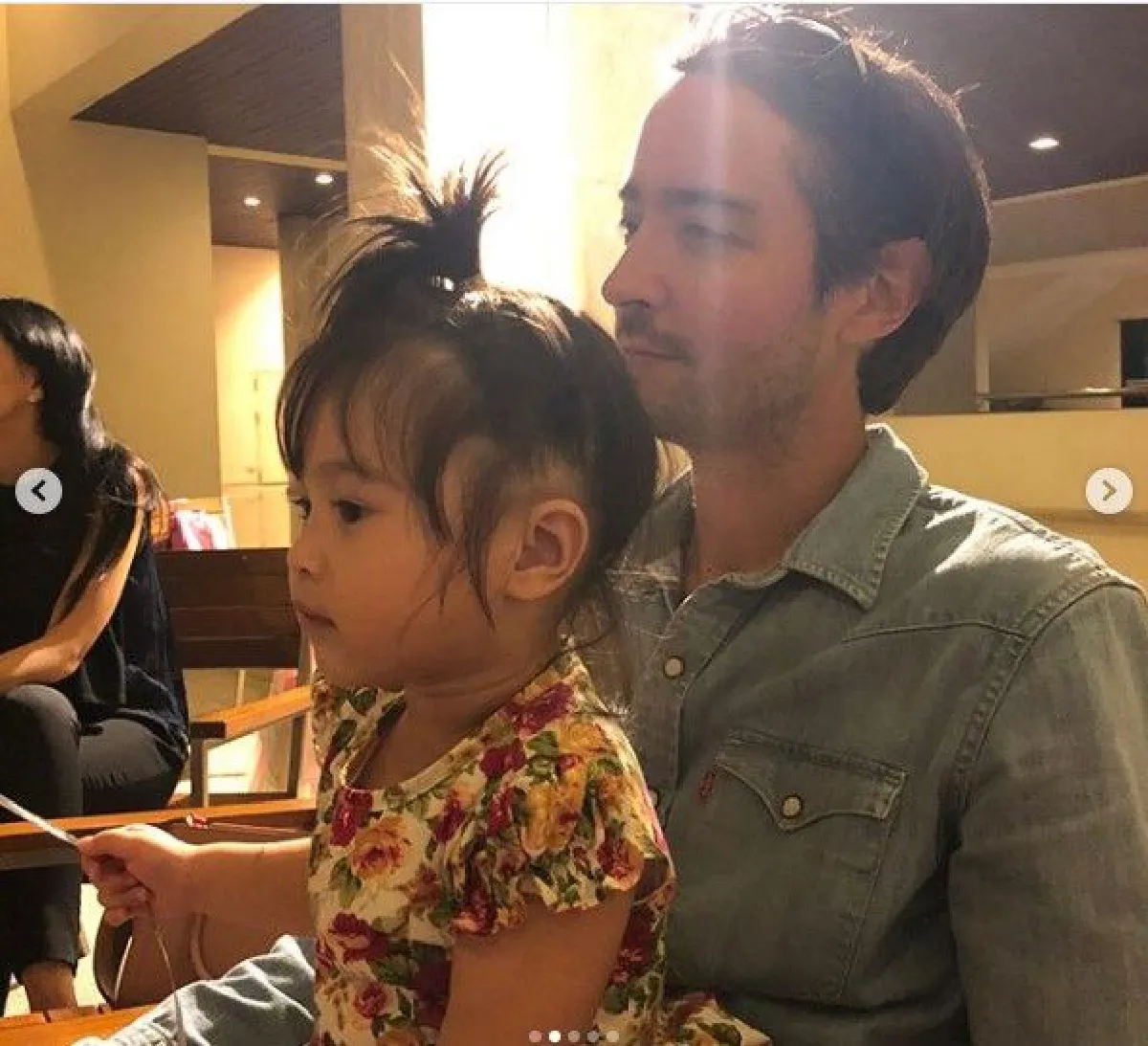 นานๆจะออกสื่อ! ฮิวโก้ กับโมเม้นต์คุณพ่อสุดอบอุ่น..หยอกล้อกับลูกสาว (คลิป)