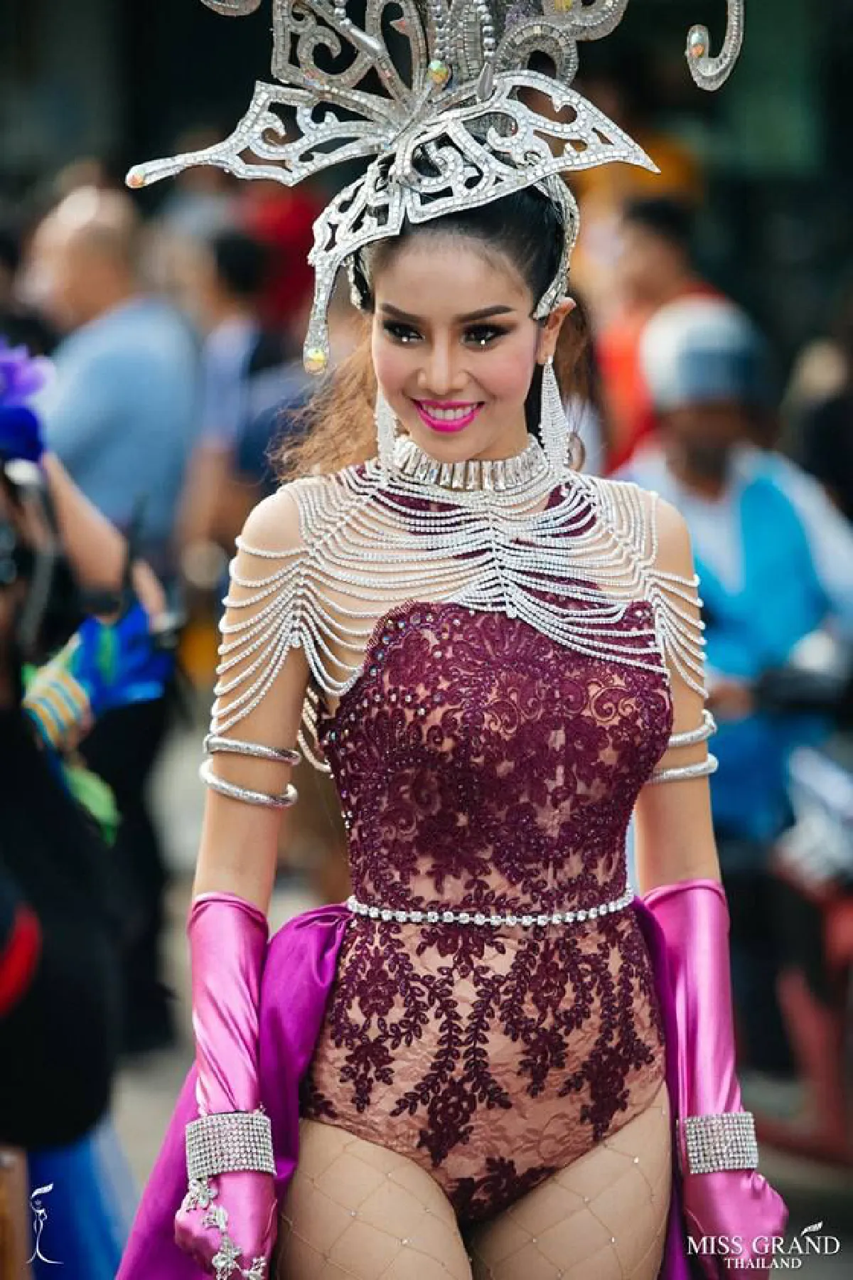ยึดภูเก็ตเป็นแคทวอล์ค! ส่องภาพ "มิสแกรนด์ไทยแลนด์” กับขบวน PHUKET GRAND CARNIVAL