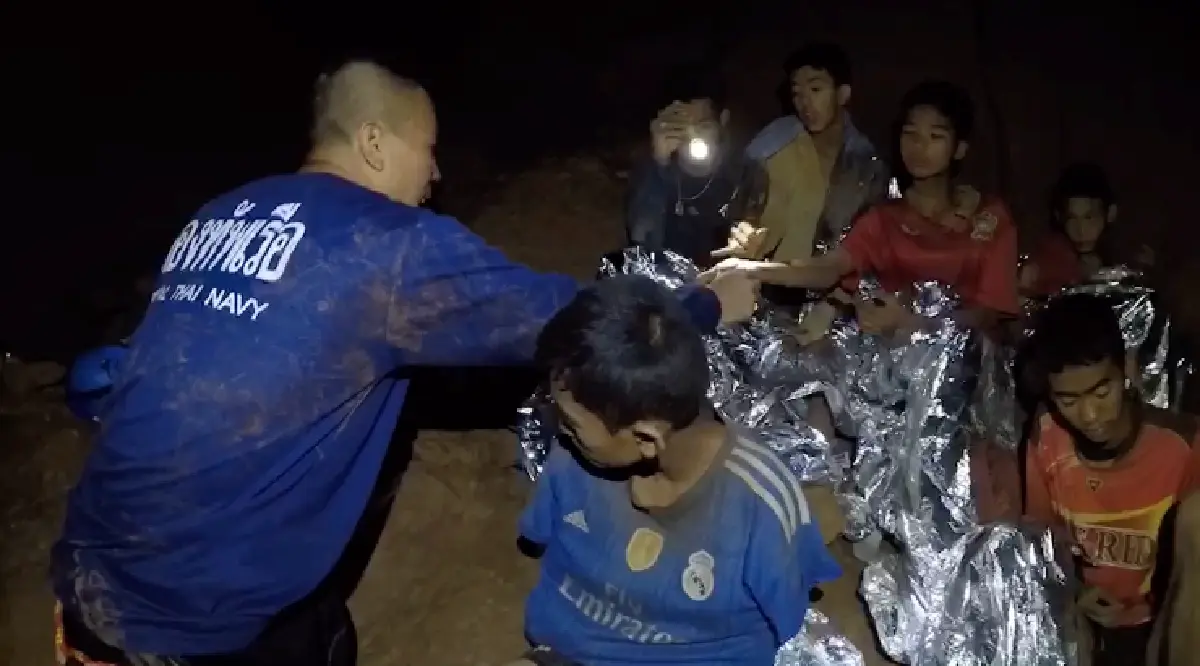 "โค้ชเอก"ยังมีอาการอิดโรย ทีมหมูป่าบอกอยากกินข้าวแล้ว