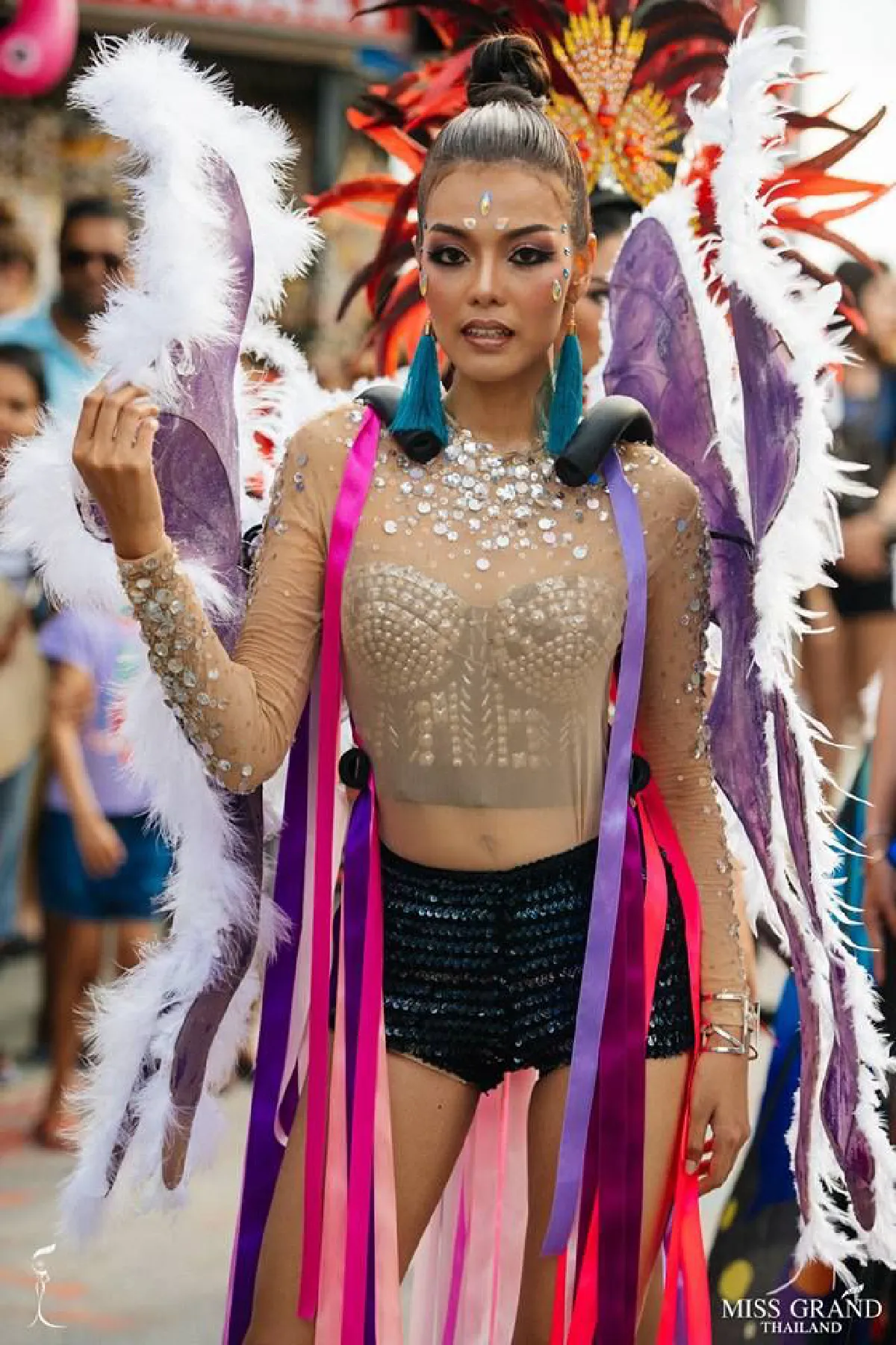 ยึดภูเก็ตเป็นแคทวอล์ค! ส่องภาพ "มิสแกรนด์ไทยแลนด์” กับขบวน PHUKET GRAND CARNIVAL
