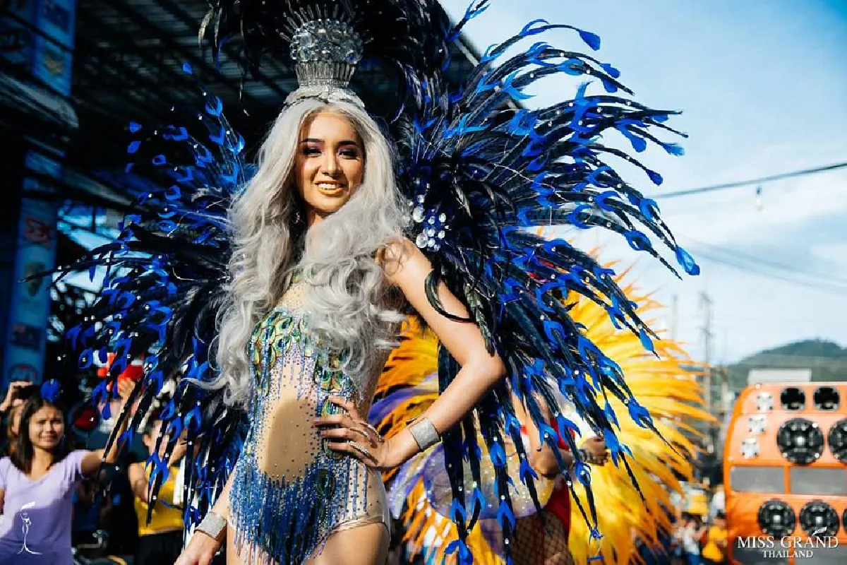 ยึดภูเก็ตเป็นแคทวอล์ค! ส่องภาพ "มิสแกรนด์ไทยแลนด์” กับขบวน PHUKET GRAND CARNIVAL