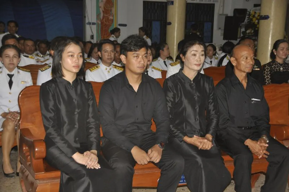 พระราชทานพวงมาลาหลวงวางหน้าหีบศพ"ร้อยโทวโรฒน์"