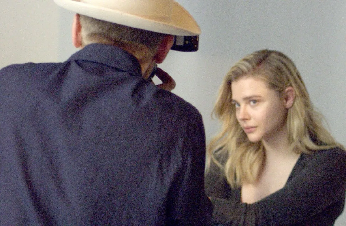 โคลอี เกรซ มอเรตซ์ นำทีมเผยหน้าสดปราศจากเครื่องสำอาง