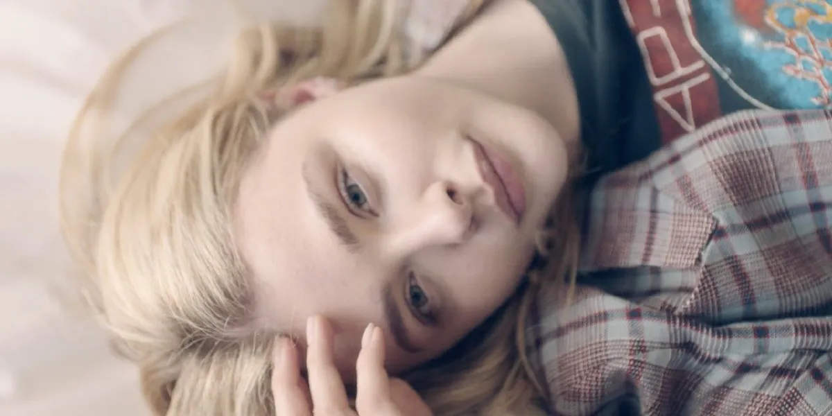 โคลอี เกรซ มอเรตซ์ นำทีมเผยหน้าสดปราศจากเครื่องสำอาง