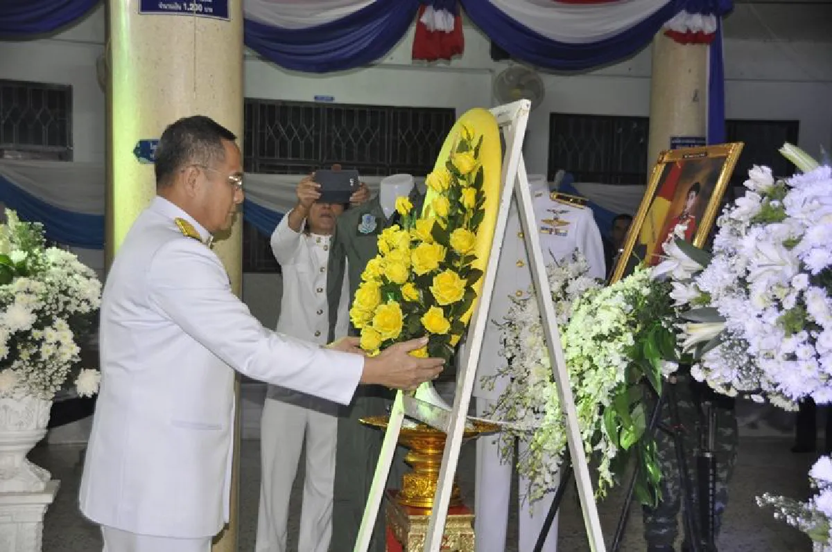 พระราชทานพวงมาลาหลวงวางหน้าหีบศพ"ร้อยโทวโรฒน์"