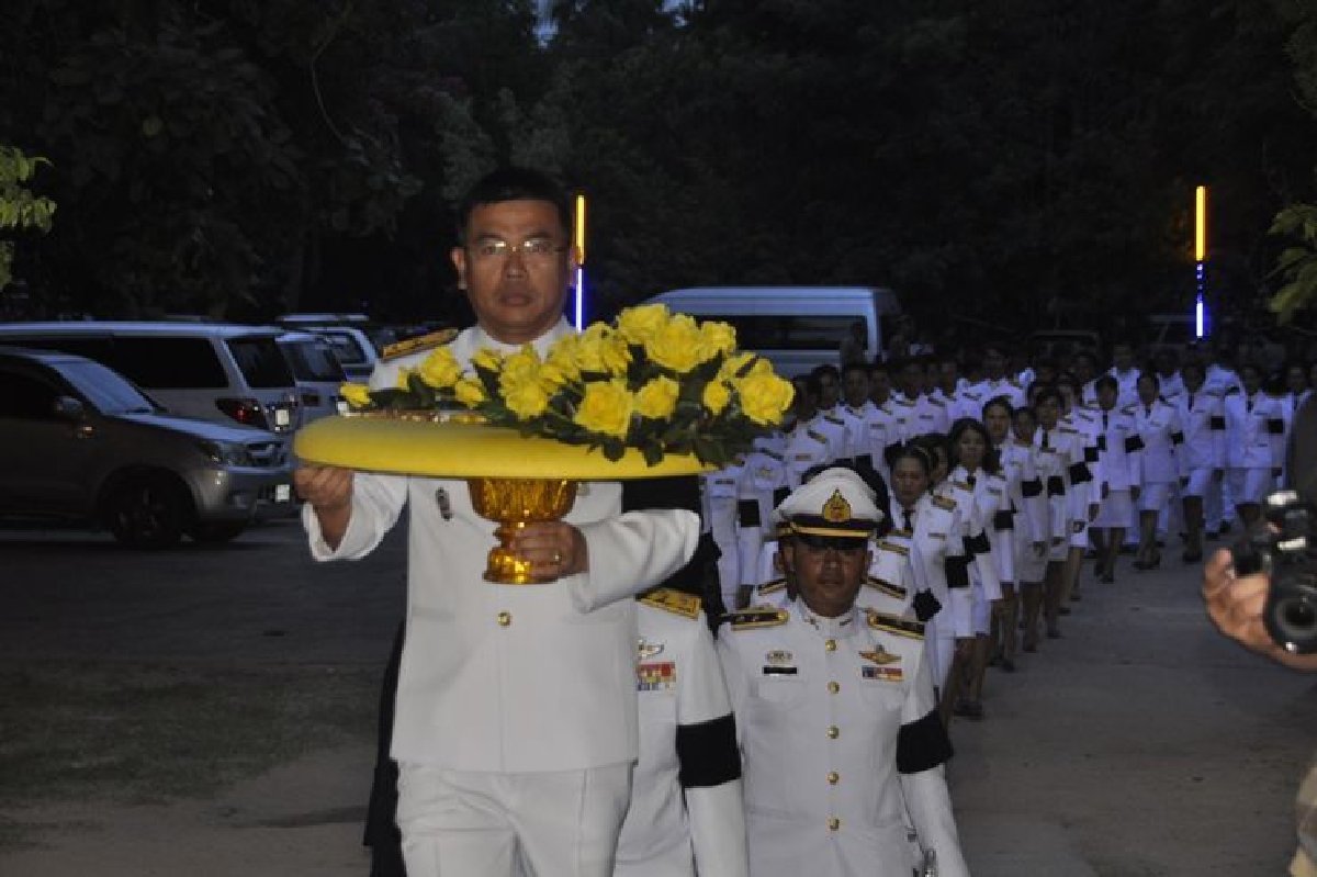 พระราชทานพวงมาลาหลวงวางหน้าหีบศพ"ร้อยโทวโรฒน์" พระราชทานพวงมาลาหลวงวางหน้าหีบศพ"ร้อยโทวโรฒน์"