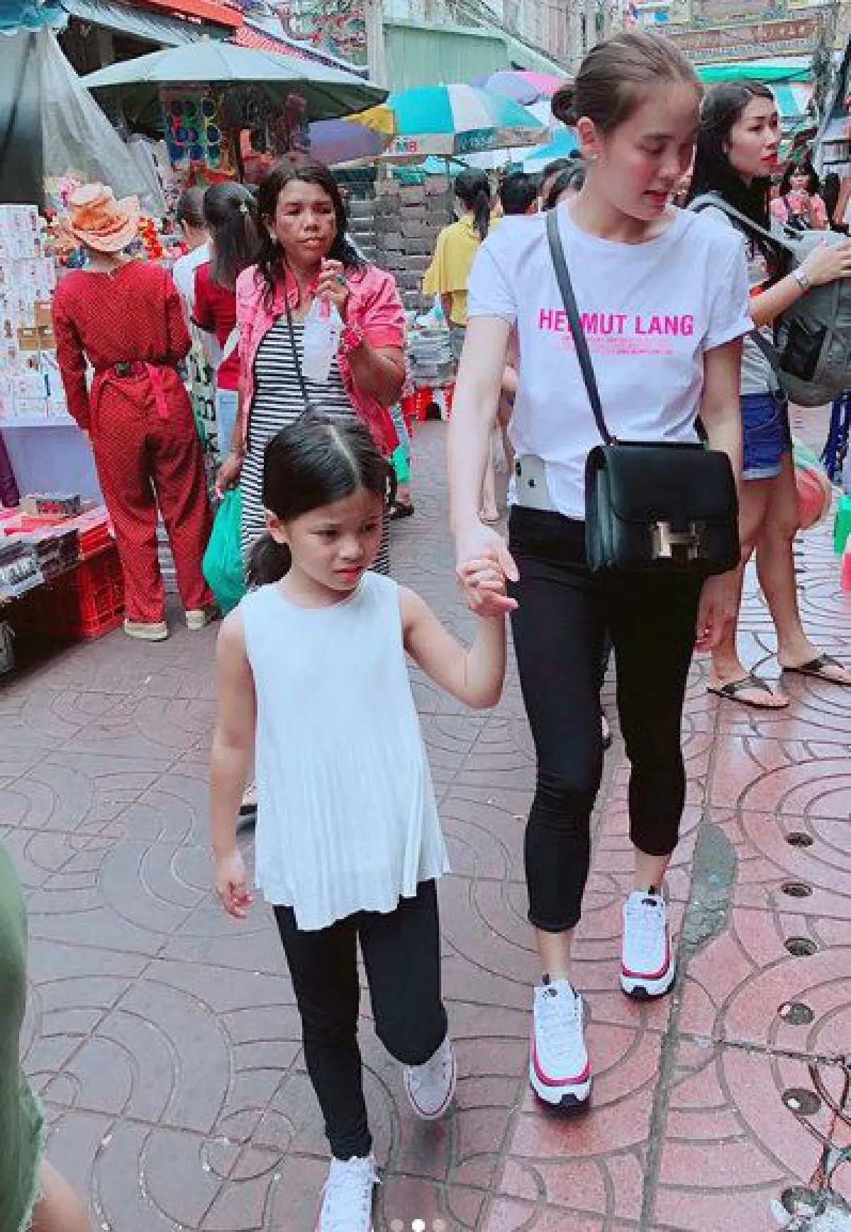 วันหยุดสุดชิว! เจนนี่แท็กทีมครอบครัวนานา เดินช็อปสำเพ็ง