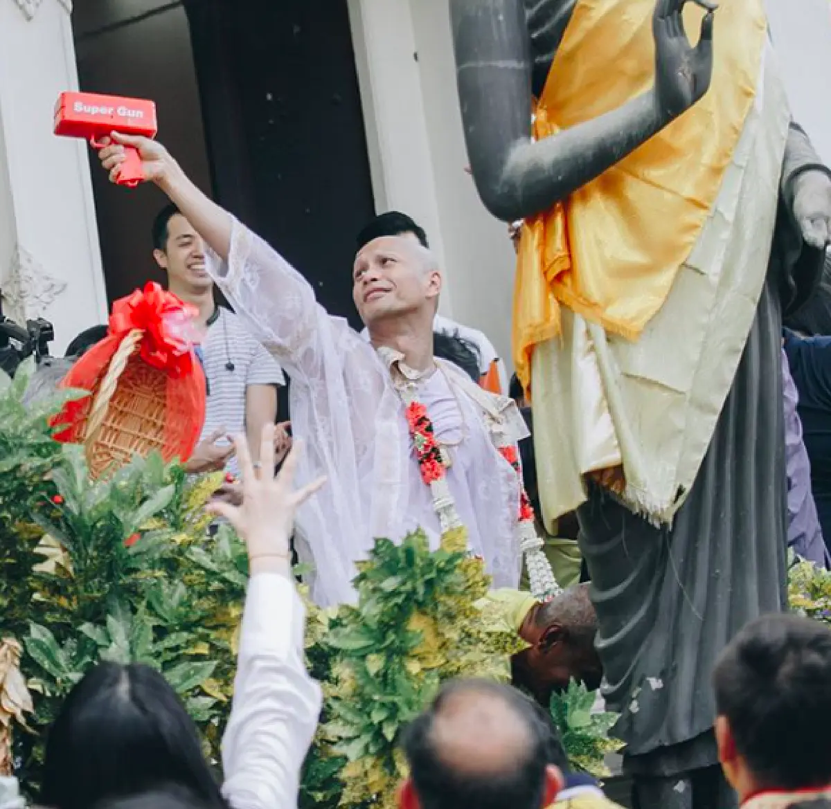 การโปรยทานแบบใหม่! “พระโอ” ใช้ปืนยิงแบงก์โปรยทาน