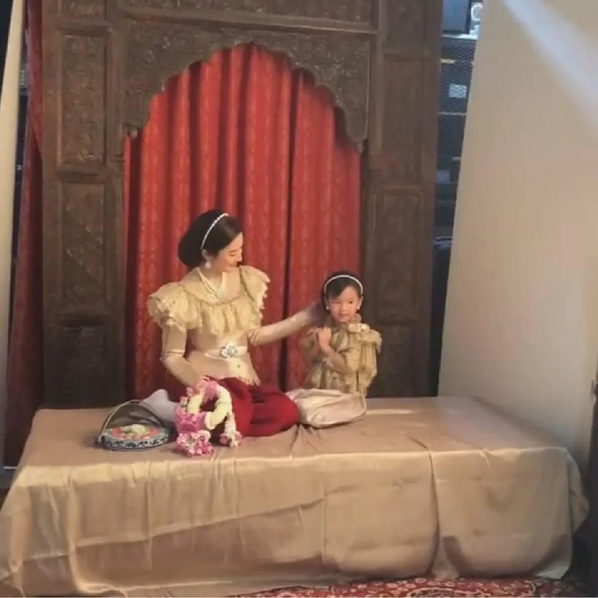 กุลสตรีไทยตัวจริง! น้องปีใหม่ สวยมารยาทงามก้มกราบ แม่แอฟ ทักษอร (คลิป)