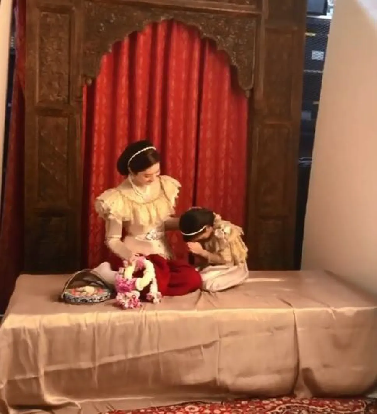 กุลสตรีไทยตัวจริง! น้องปีใหม่ สวยมารยาทงามก้มกราบ แม่แอฟ ทักษอร (คลิป)