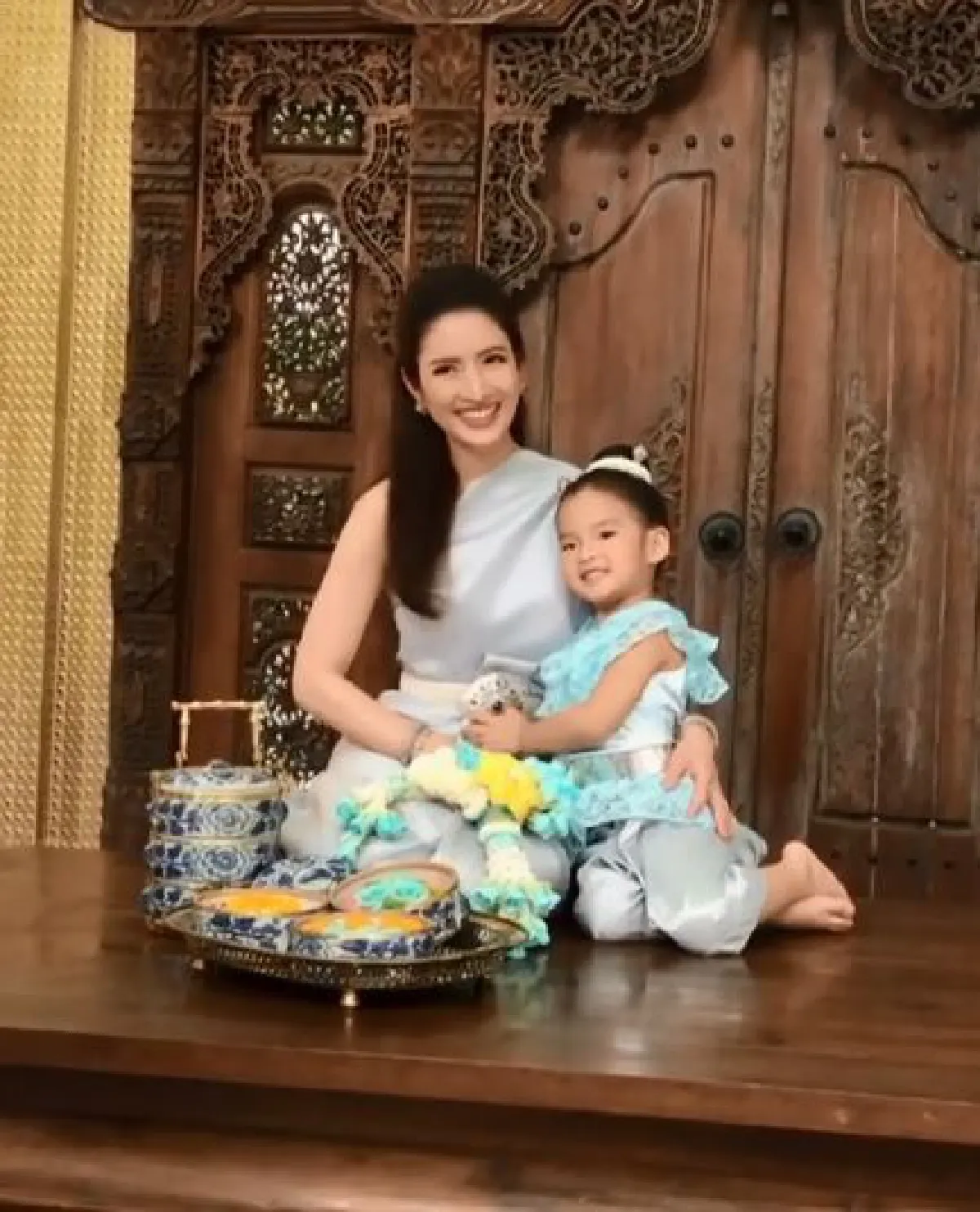 กุลสตรีไทยตัวจริง! น้องปีใหม่ สวยมารยาทงามก้มกราบ แม่แอฟ ทักษอร (คลิป)