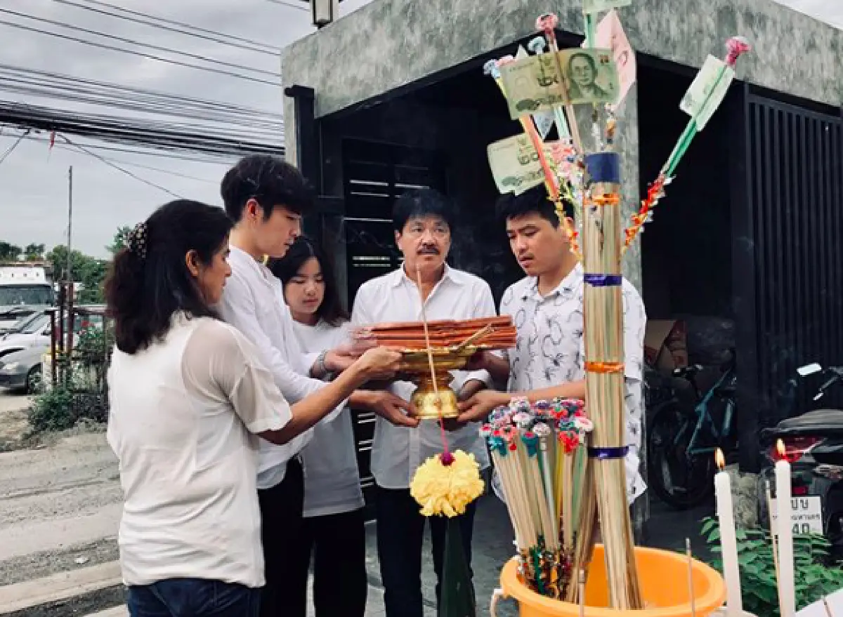 ”อาเล็ก" ฤกษ์ดีทำบุญขึ้นบ้านใหม่หลังโต “เต้ย” ร่วมมาให้กำลังใจ