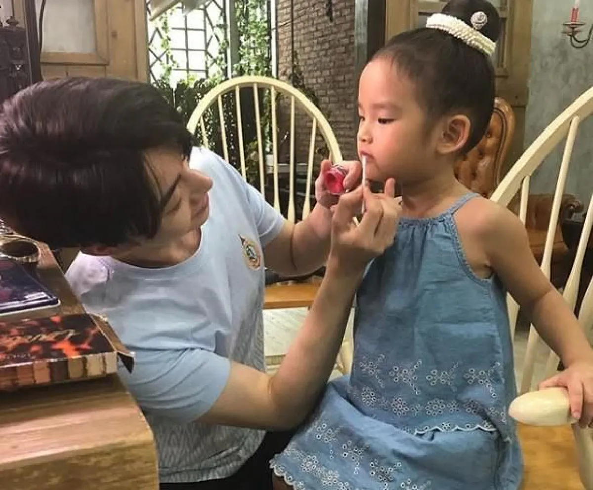 กุลสตรีไทยตัวจริง! น้องปีใหม่ สวยมารยาทงามก้มกราบ แม่แอฟ ทักษอร (คลิป)