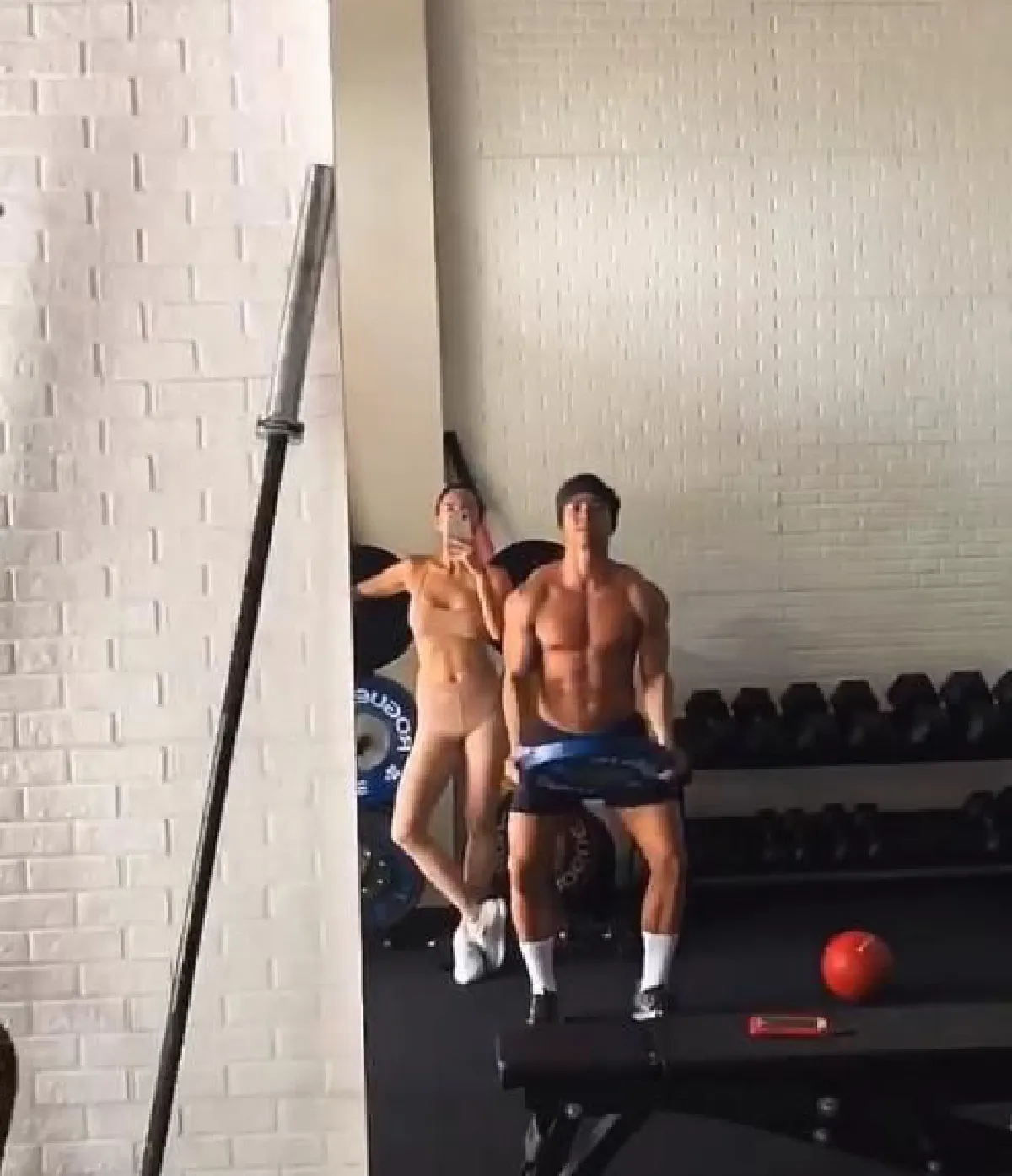 ว่าที่บ่าวสาวสุดแซ่บ เจนี่-มิกกี้ ควงคู่ฟิตอวดหุ่นเฟิร์มต่อเนื่อง