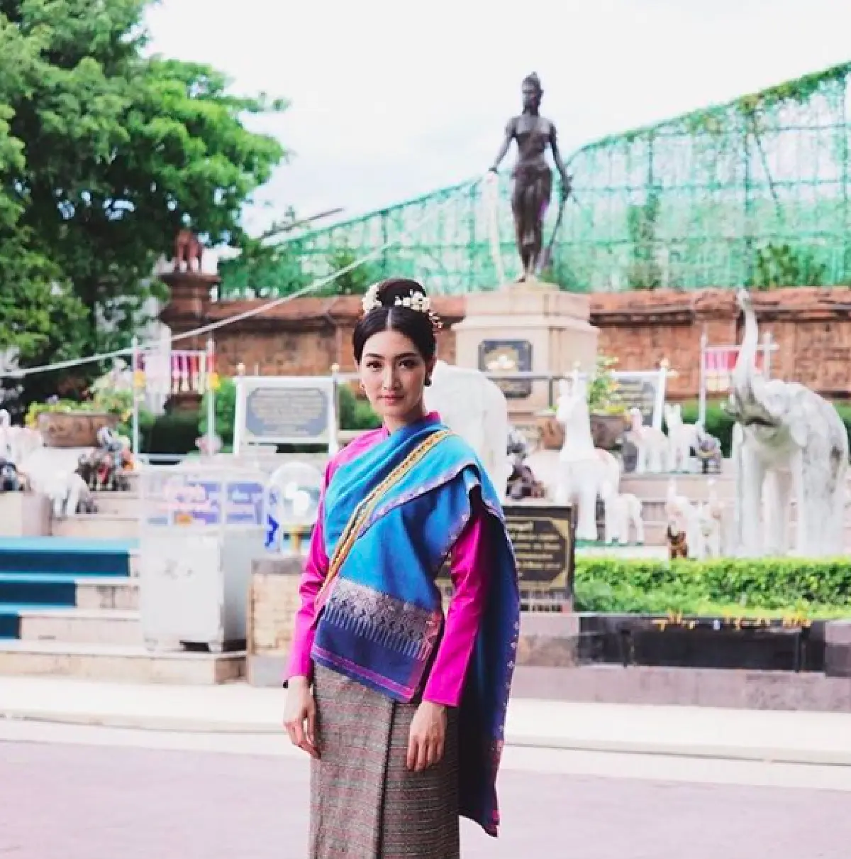 จะอยู่ที่ไหนก็สวย! “แพนเค้ก” ในชุดพื้นเมืองประจำที่ต่างๆ เป๊ะทุกชุด