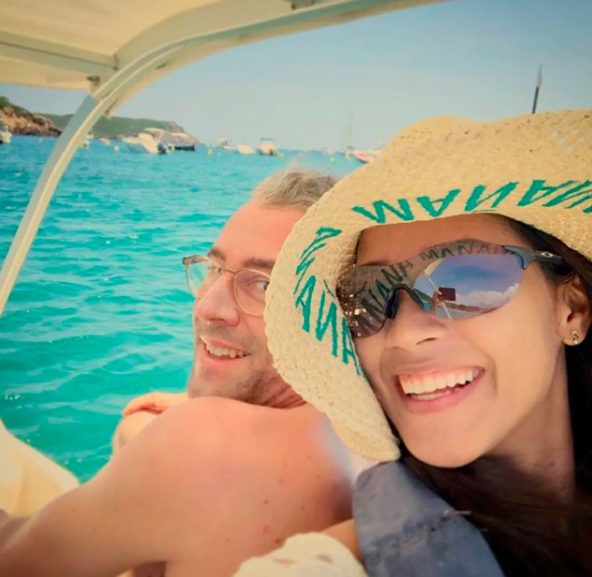 ส่องภาพคุณแม่ป้ายแดง “เมญ่า” หลังตั้งท้อง ขอนุ่งบิกินีอวดพุงน้อยๆ