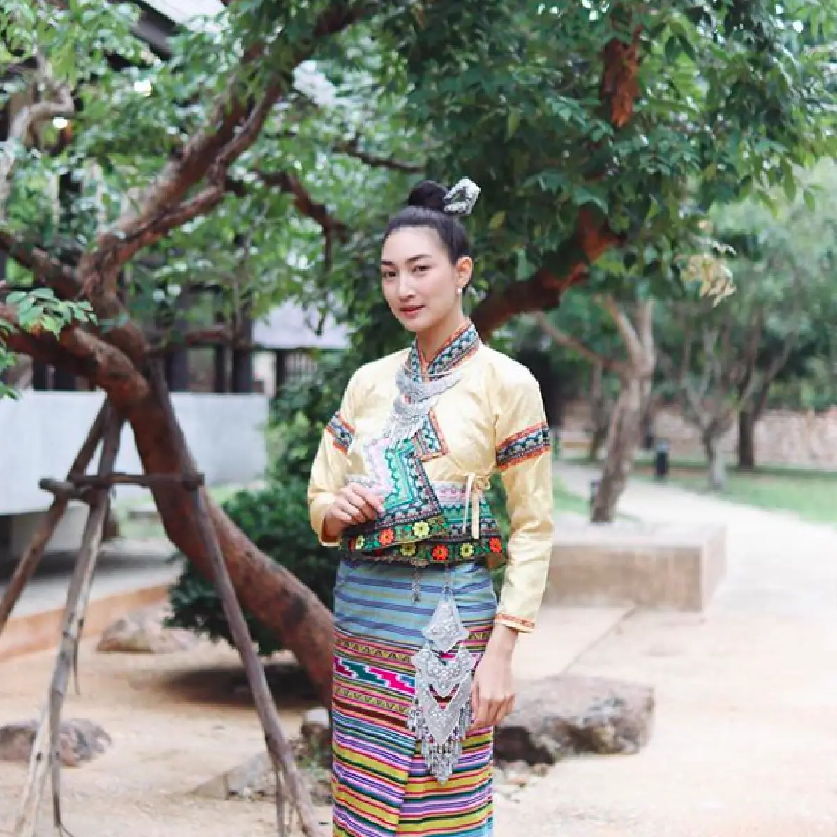 จะอยู่ที่ไหนก็สวย! “แพนเค้ก” ในชุดพื้นเมืองประจำที่ต่างๆ เป๊ะทุกชุด