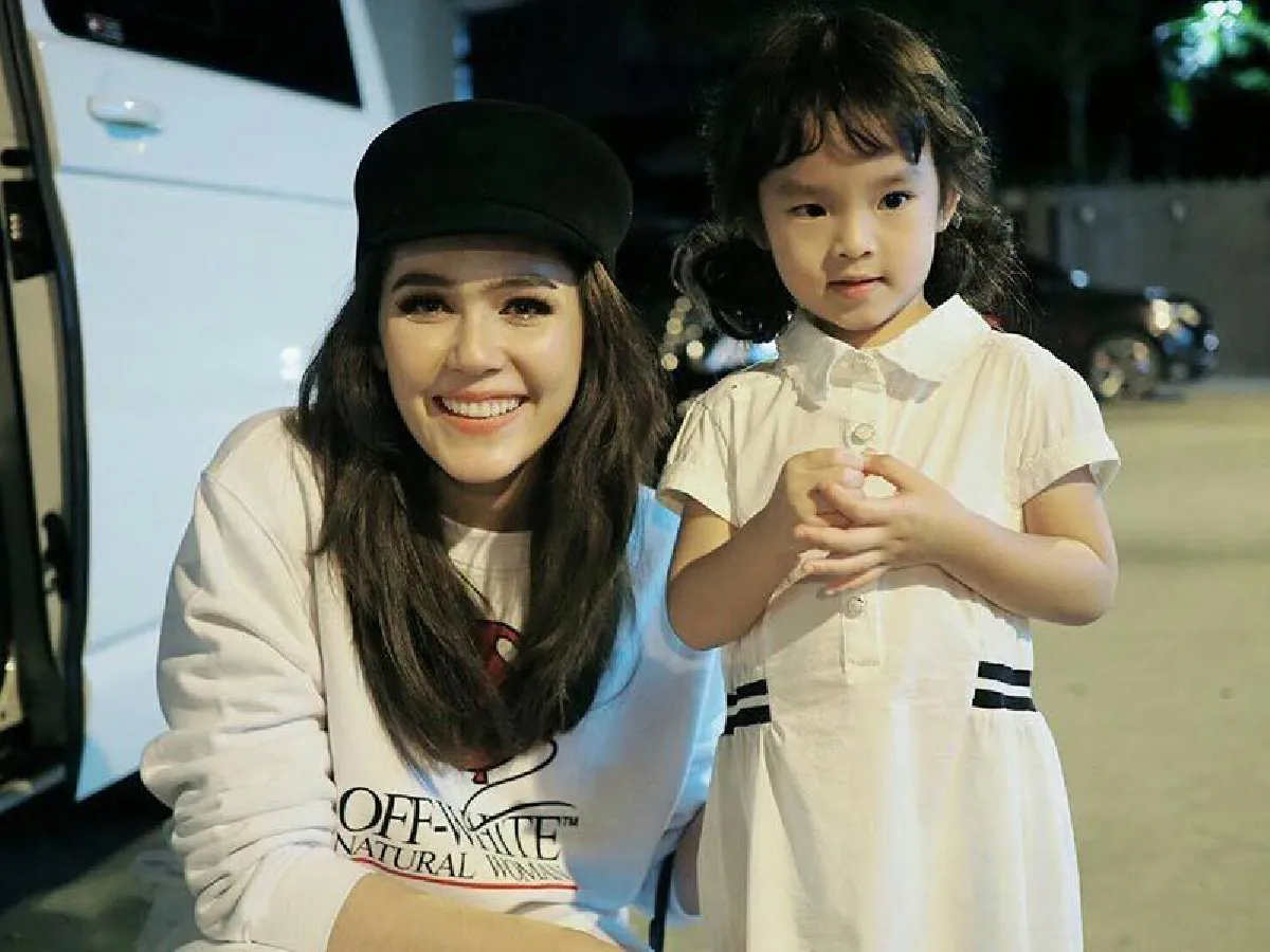 เรียบร้อยขึ้นมาทันที! น้องปีใหม่ เขินหนักได้เจอ น้าชมพู่ ตัวจริง