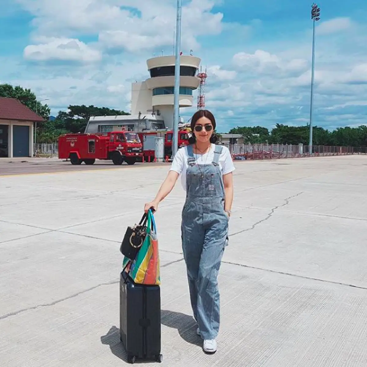 ทริปแฮปปี้! “หมาก” พา “คิมเบอร์ลี่” นั่งรถแดงฉลองเรียนจบ