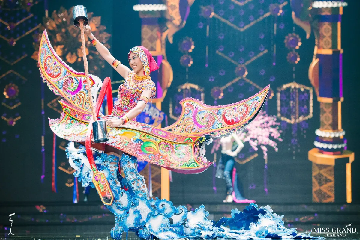 เว่อร์วังให้สุด! ส่องชุดประจำชาติสุดอลังการของสาวงามมิสแกรนด์ฯ