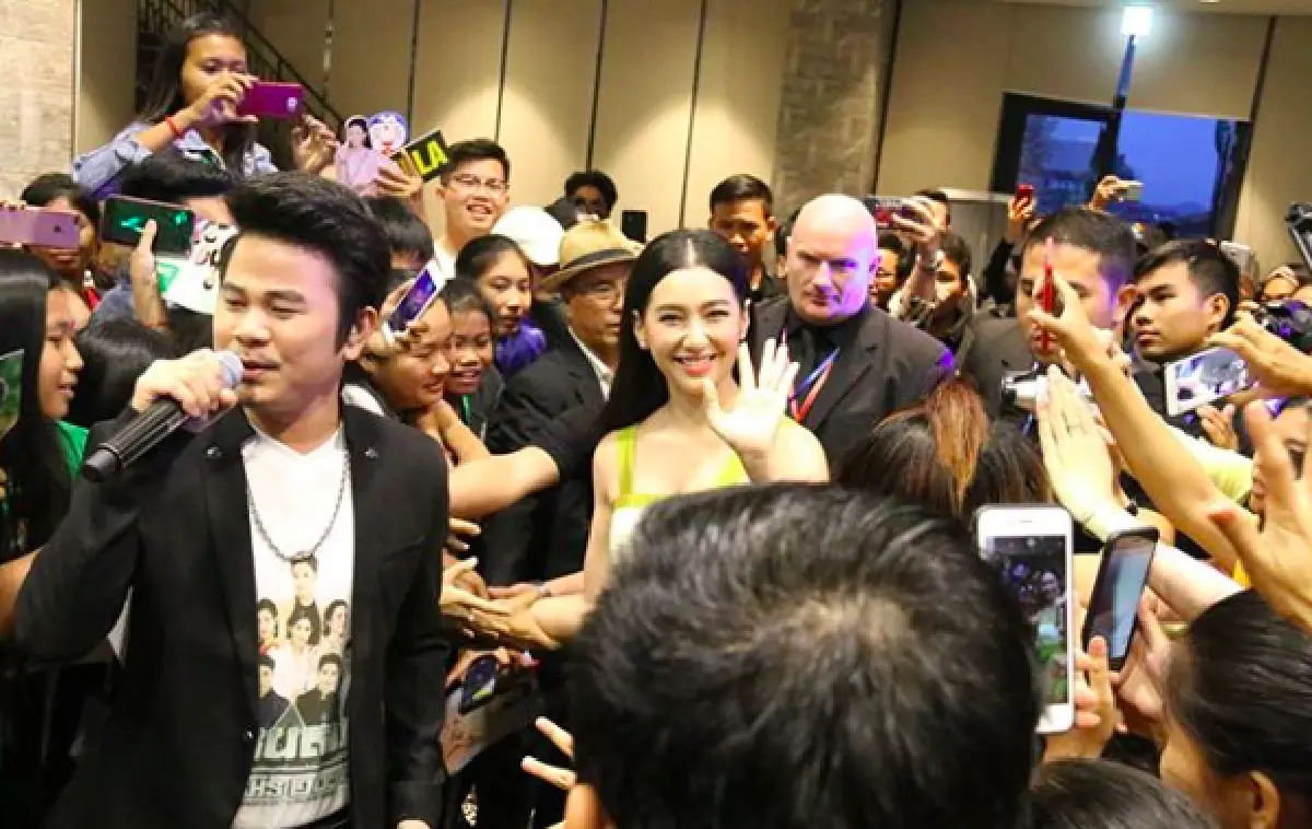 “เบลล่า” ดังฉุดไม่อยู่!! “แฟนคลับกัมพูชา” แห่ต้อนรับอย่างอบอุ่นหนาแน่น