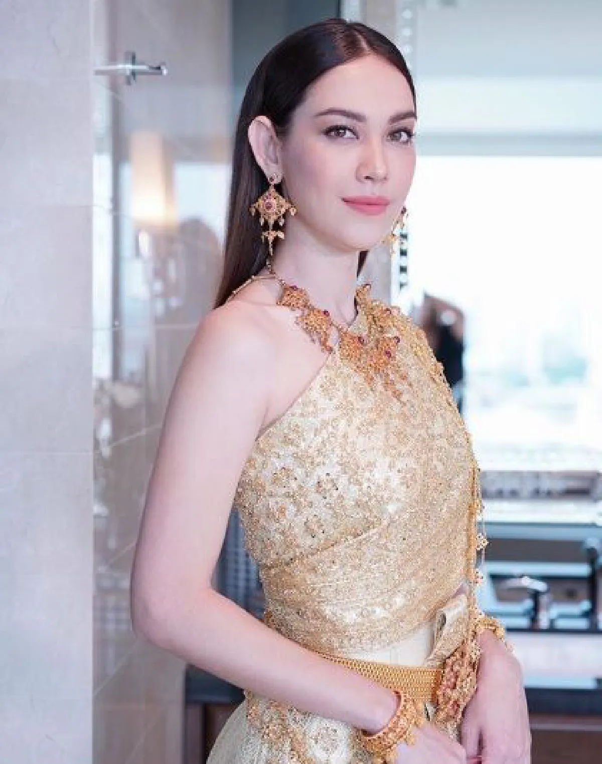 สวยงามไร้ที่ติ! แมท ภีรนีย์ สวมชุดไทยประยุกต์ถ่ายแฟชั่นสุดเป๊ะ