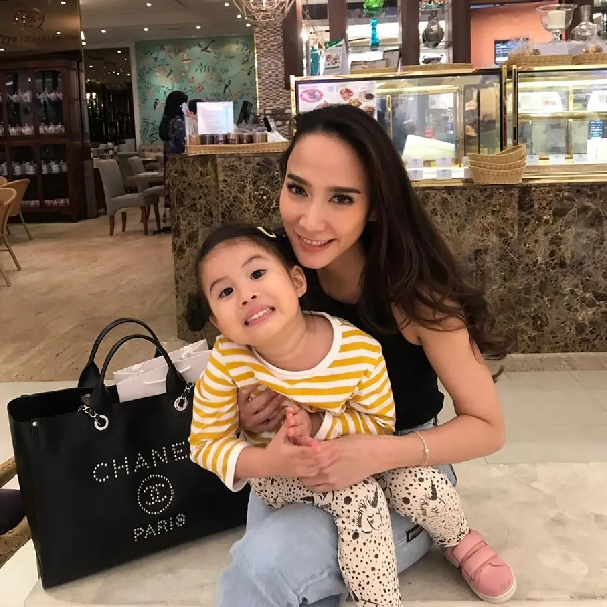 อั้ม พัชราภา เล่นสนุกกับหลานมายูทั้งวัน เหนื่อยกว่าทำงานทั้งเดือน!