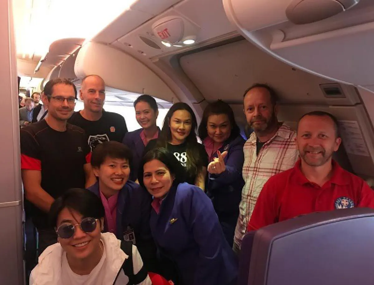 ถึงลอนดอนแล้ว! ใหม่ เจริญปุระ ร่วมเฟรมกับนักดำน้ำอังกฤษบนเครื่องบิน