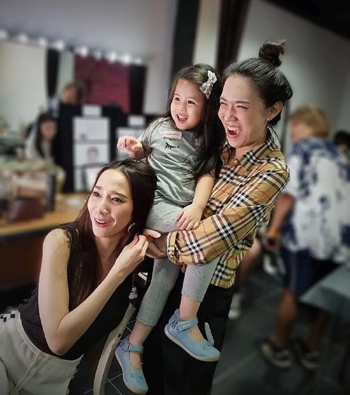 อั้ม พัชราภา เล่นสนุกกับหลานมายูทั้งวัน เหนื่อยกว่าทำงานทั้งเดือน!