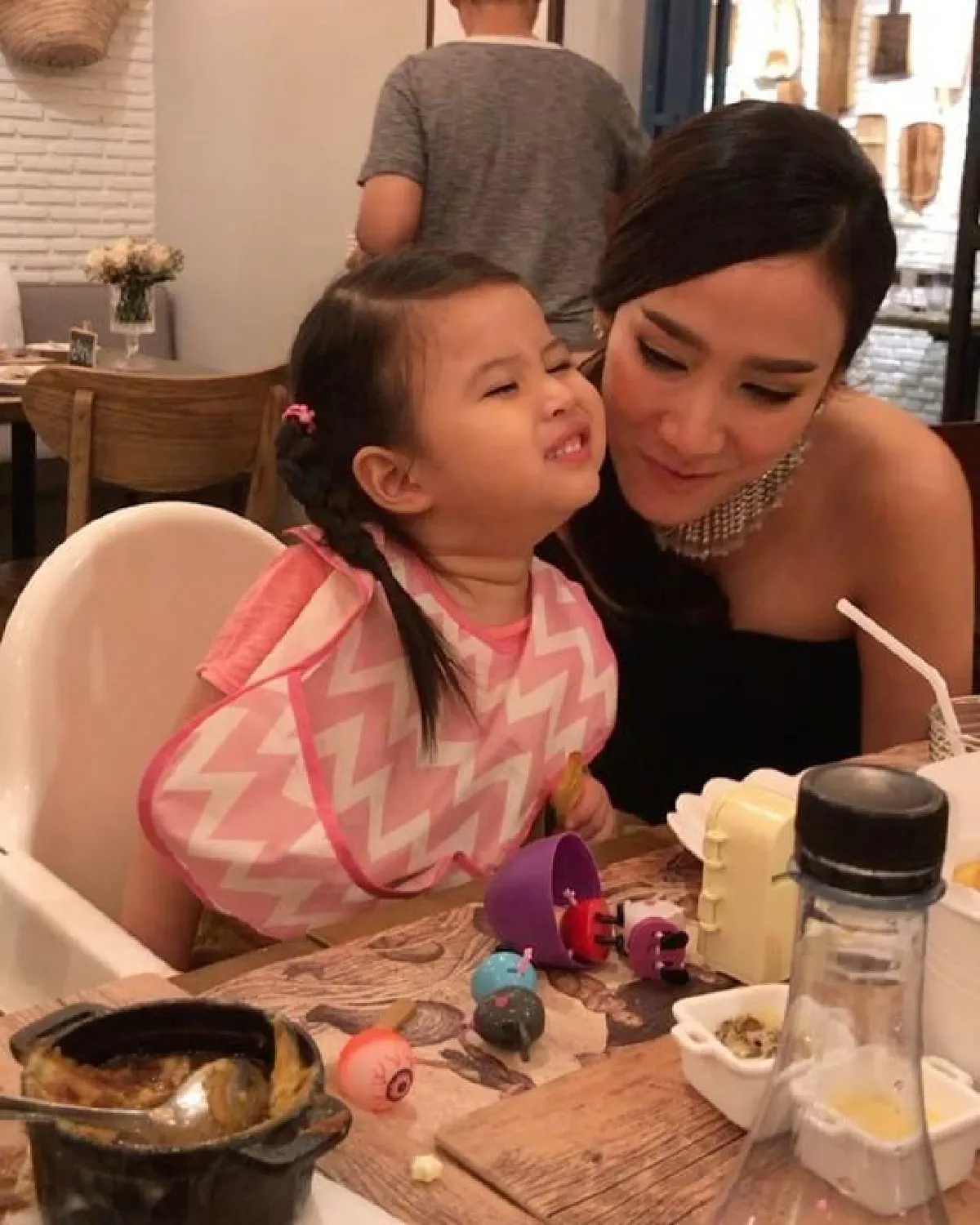 อั้ม พัชราภา เล่นสนุกกับหลานมายูทั้งวัน เหนื่อยกว่าทำงานทั้งเดือน!