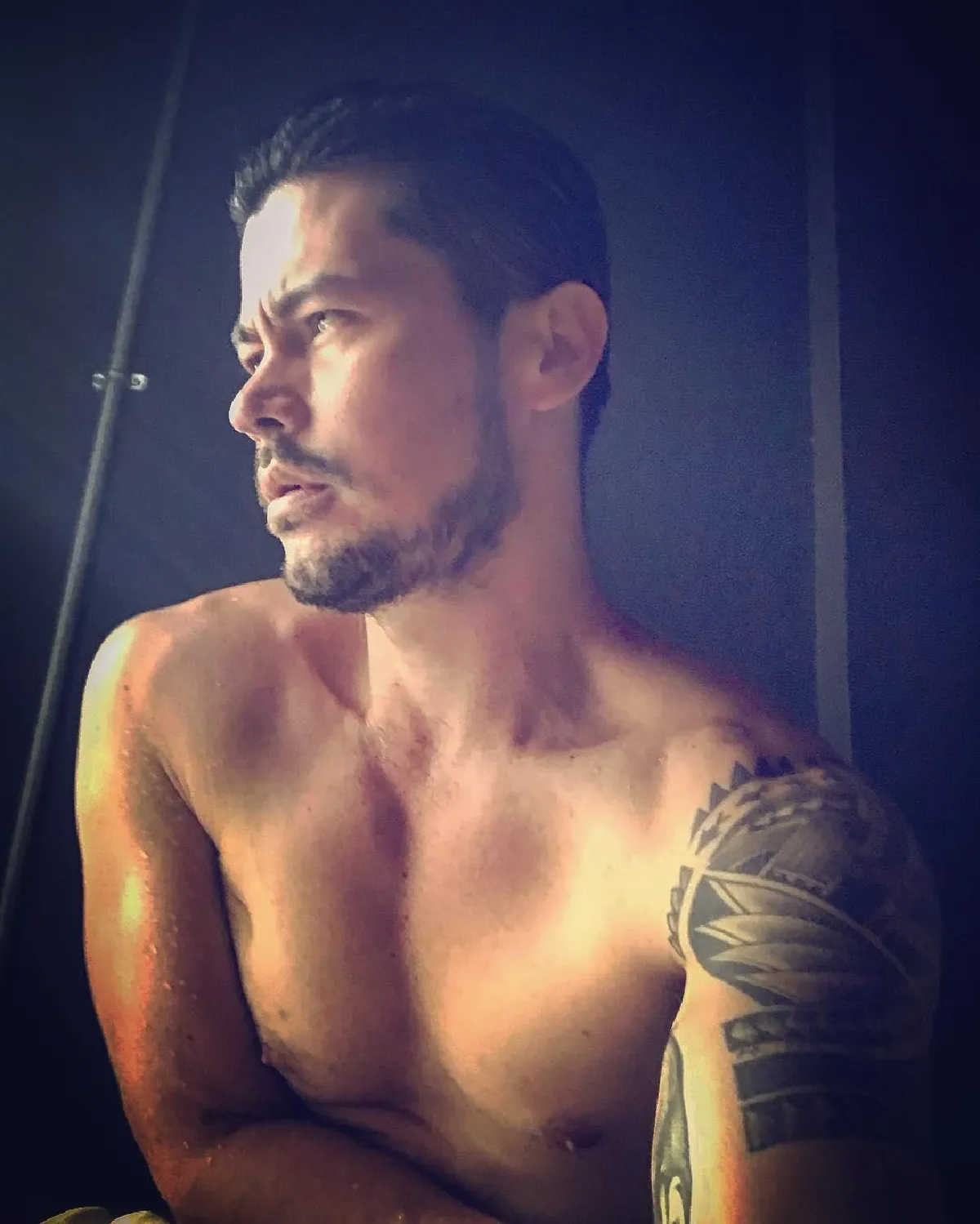 แซ่บอะไรเบอร์นี้! อ้น สราวุธ ถอดเสื้ออวดหุ่นล่ำกล้ามแน่นมาก