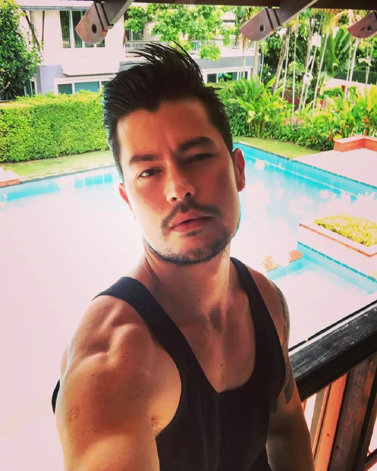 แซ่บอะไรเบอร์นี้! อ้น สราวุธ ถอดเสื้ออวดหุ่นล่ำกล้ามแน่นมาก