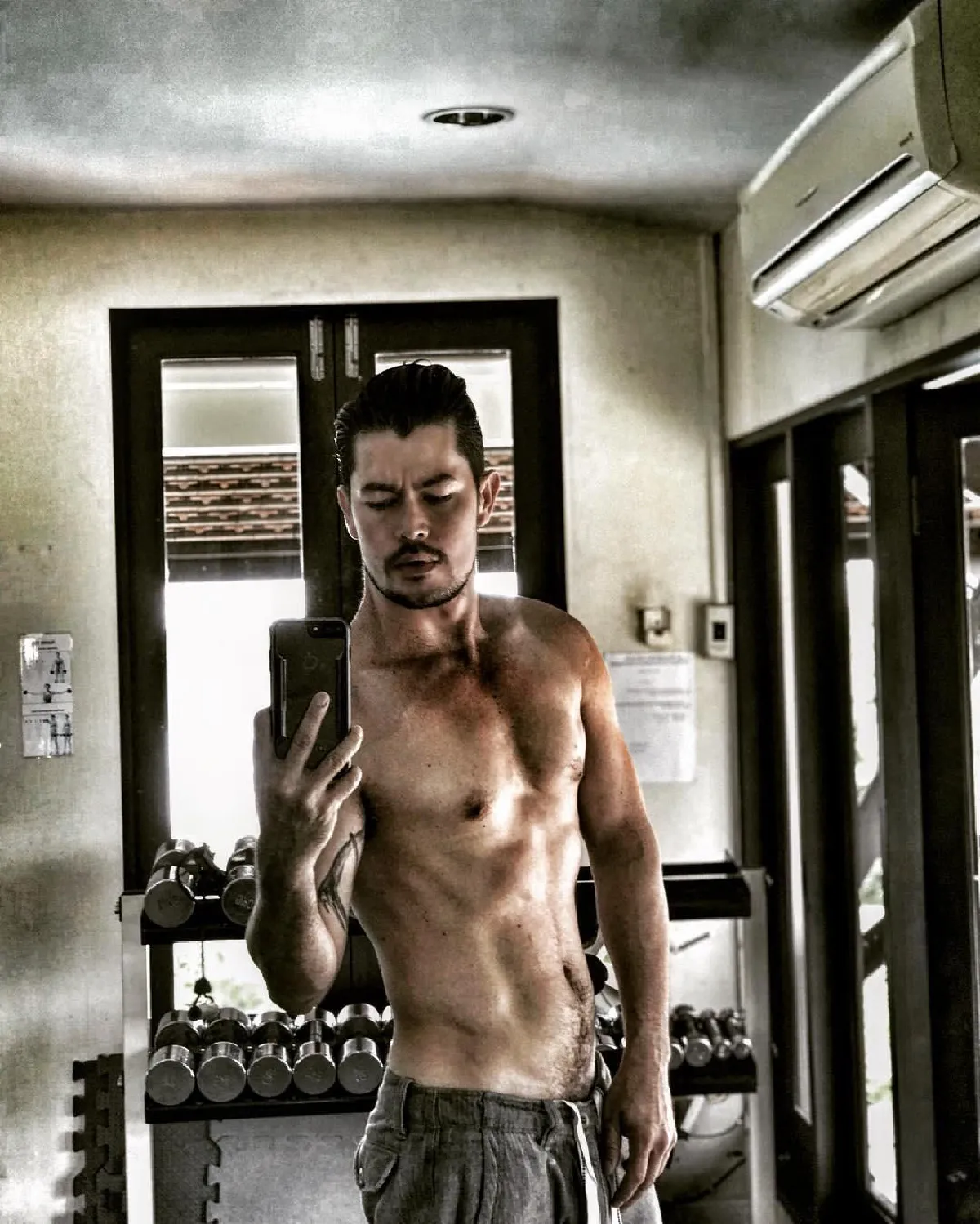 แซ่บอะไรเบอร์นี้! อ้น สราวุธ ถอดเสื้ออวดหุ่นล่ำกล้ามแน่นมาก