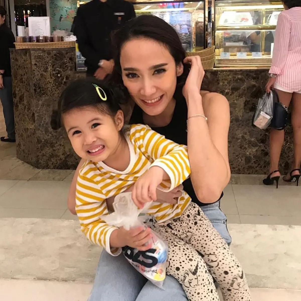 อั้ม พัชราภา เล่นสนุกกับหลานมายูทั้งวัน เหนื่อยกว่าทำงานทั้งเดือน!