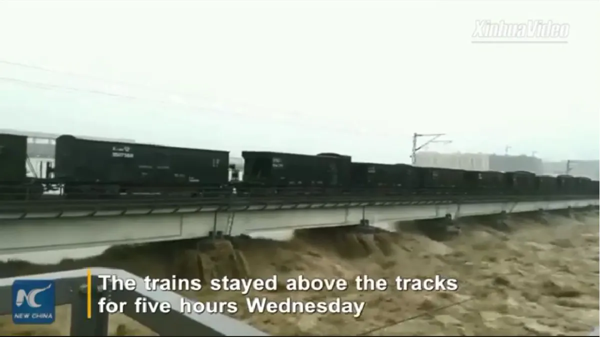 จีนนำรถไฟขนสินค้า จอดบนสะพานสู้กระแสน้ำ