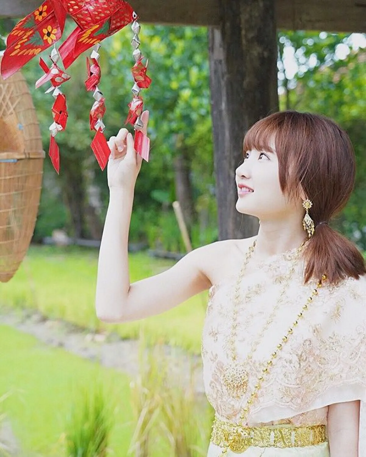 5 สาวไอดอล BNK48 สวมชุดไทยอวดความน่ารักสดใสไปอีกแบบ