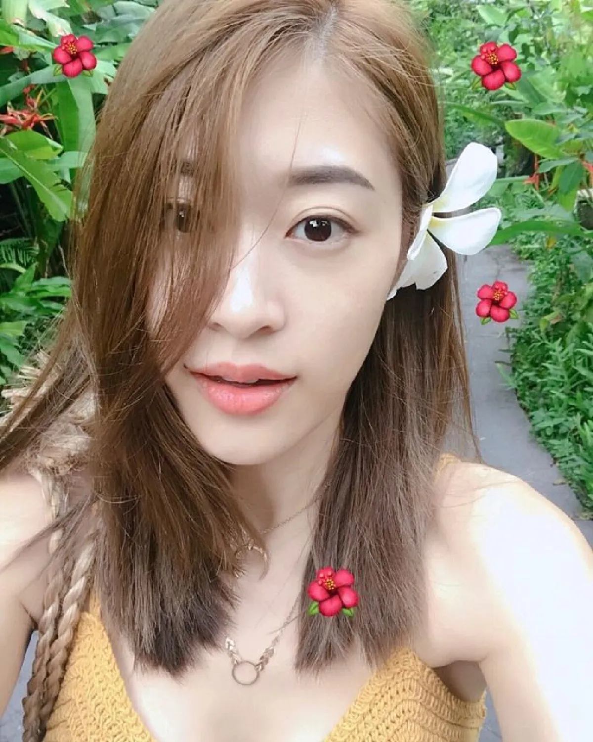 ยิปซี คีรติ โชว์แซ่บในชุดเกาะอกตัวจิ๋ว เที่ยวภูเก็ตกับครอบครัว