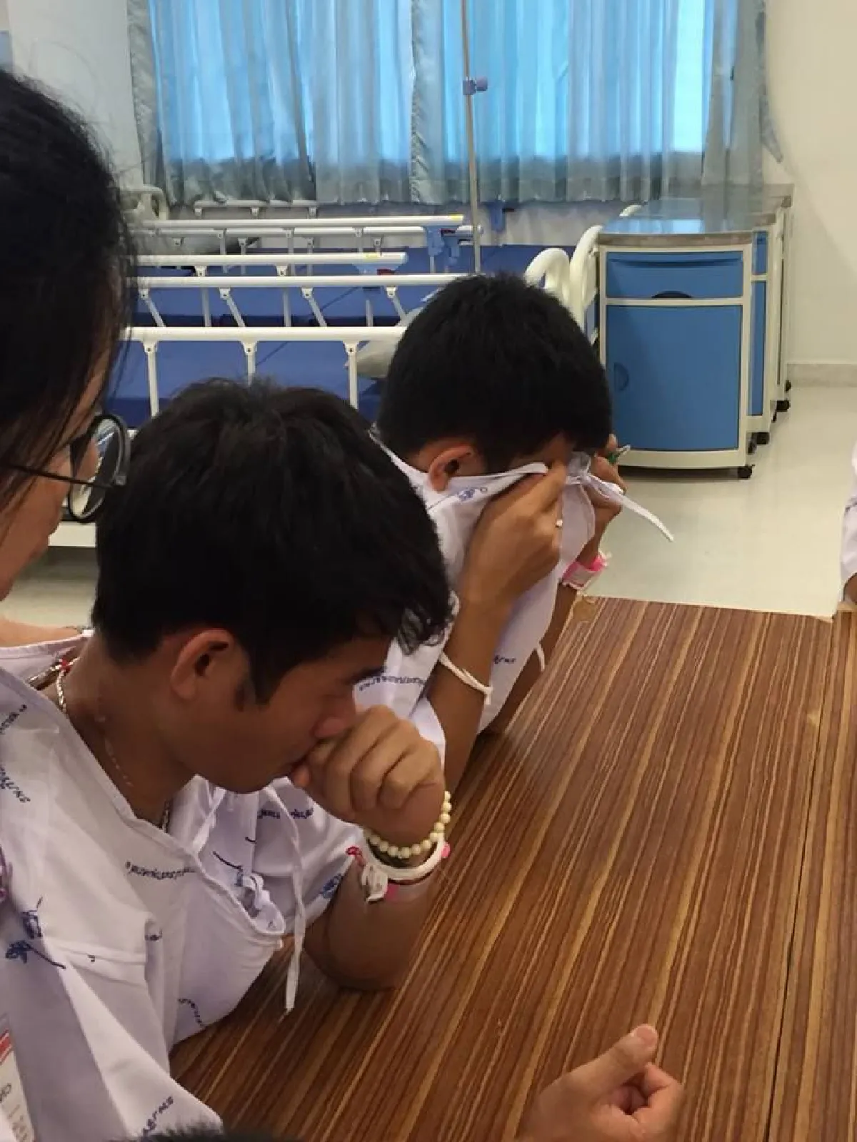 สธ.เผยทีมหมูป่าหลั่งน้ำตาร่วมยืนไว้อาลัย "น.ต.สมาน" พร้อมกล่าวขอบคุณ-สัญญาจะเป็นคนดี