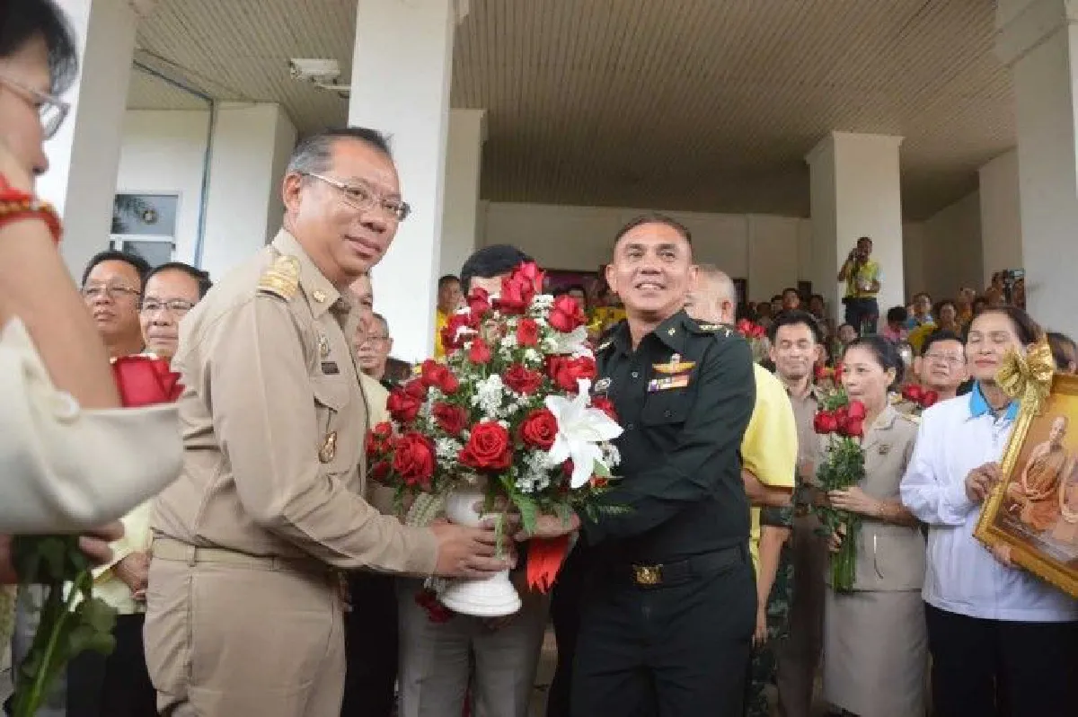 ชาวพะเยาต้อนรับ "ผู้ว่าฯณรงค์ศักดิ์" เข้าปฏิบัติหน้าที่วันแรกแน่นศาลากลาง