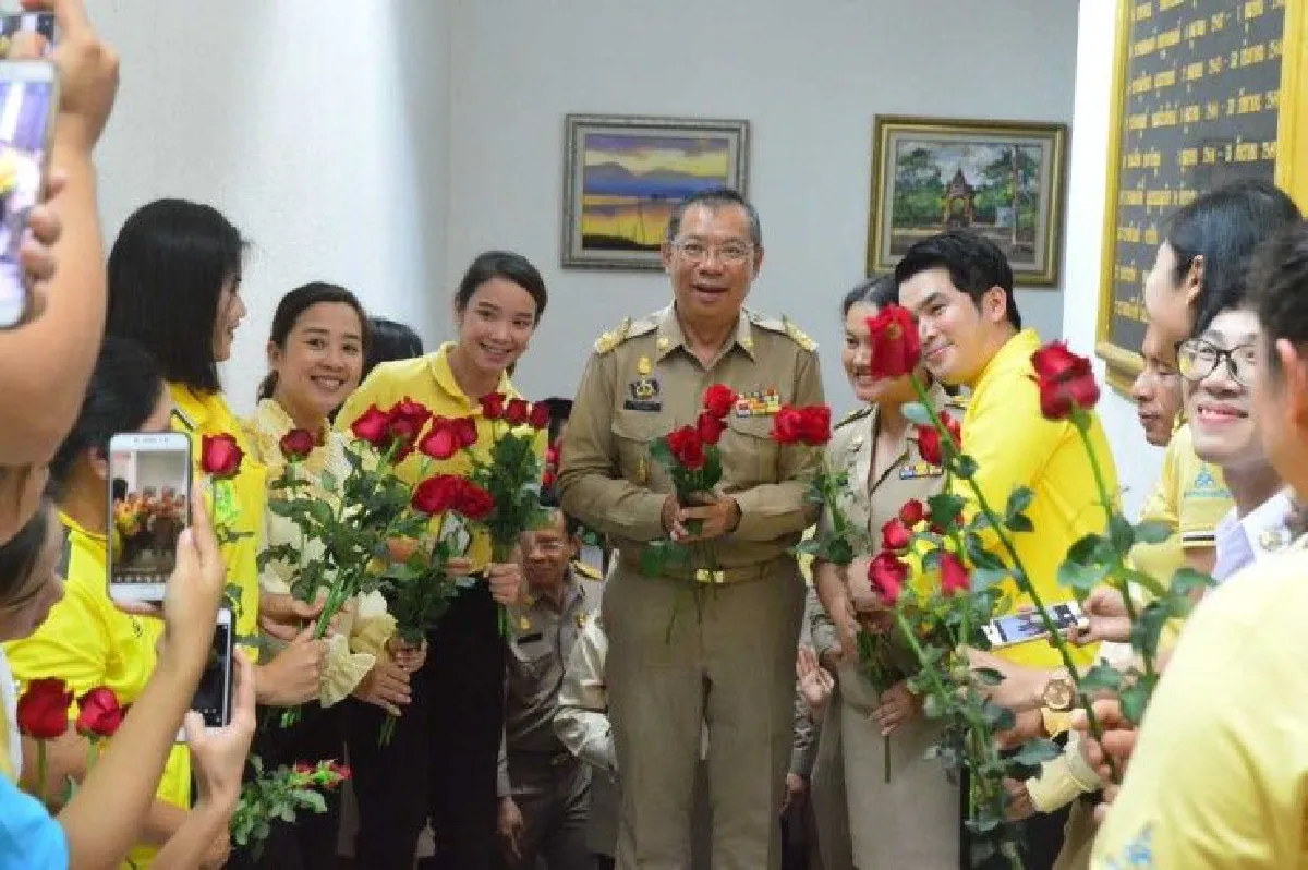 ชาวพะเยาต้อนรับ "ผู้ว่าฯณรงค์ศักดิ์" เข้าปฏิบัติหน้าที่วันแรกแน่นศาลากลาง
