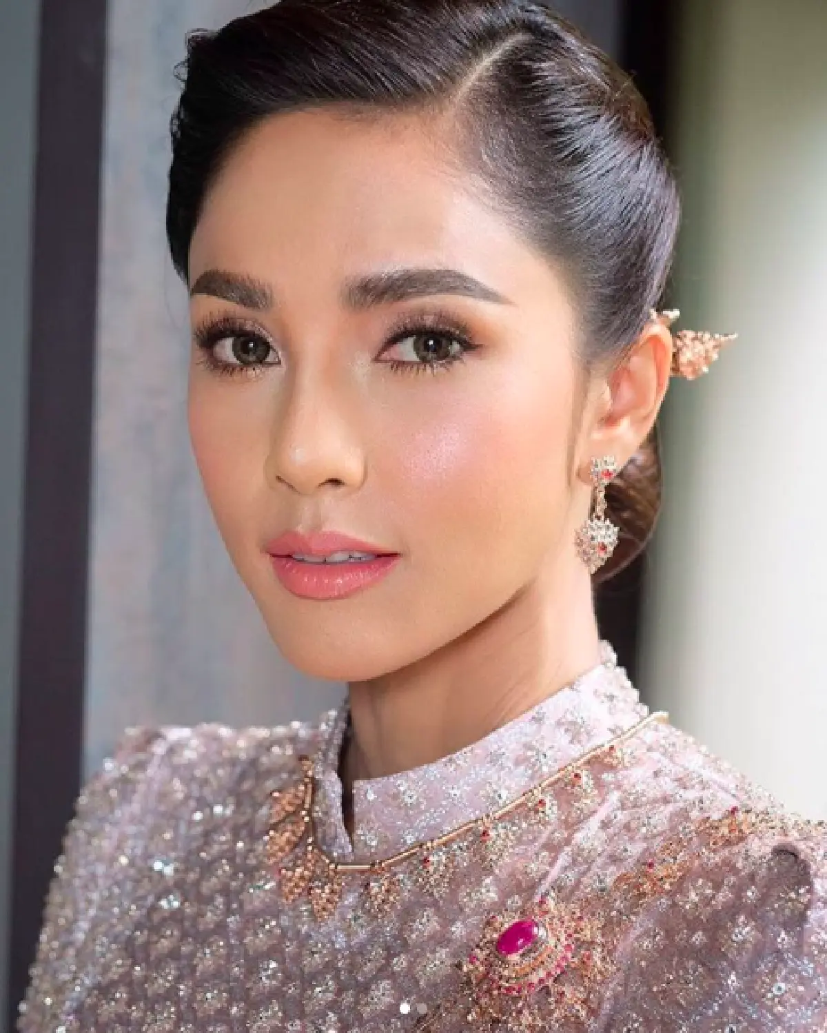 “อุ้ม” สวยสง่า! ควง "บอล” ขอพรพระราชทานน้ำสังข์จากสมเด็จพระสังฆราช