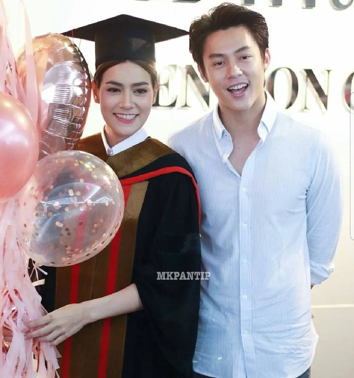 วันสำคัญของเธอ! หมาก หอบดอกไม้ช่อโตยินดี คิมเบอร์ลี่ บัณฑิตป้ายแดง