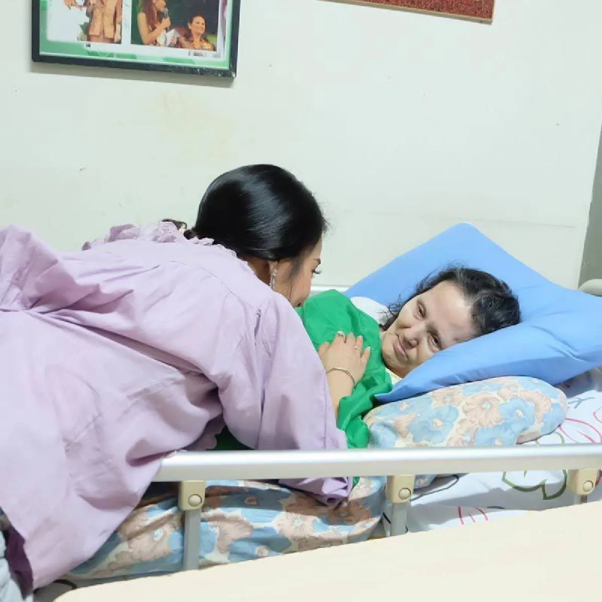 ภาพประทับใจ! แพท ณปภา ก้มกราบเท้าขอพรจากคุณแม่ในวันเกิด 32 ปี
