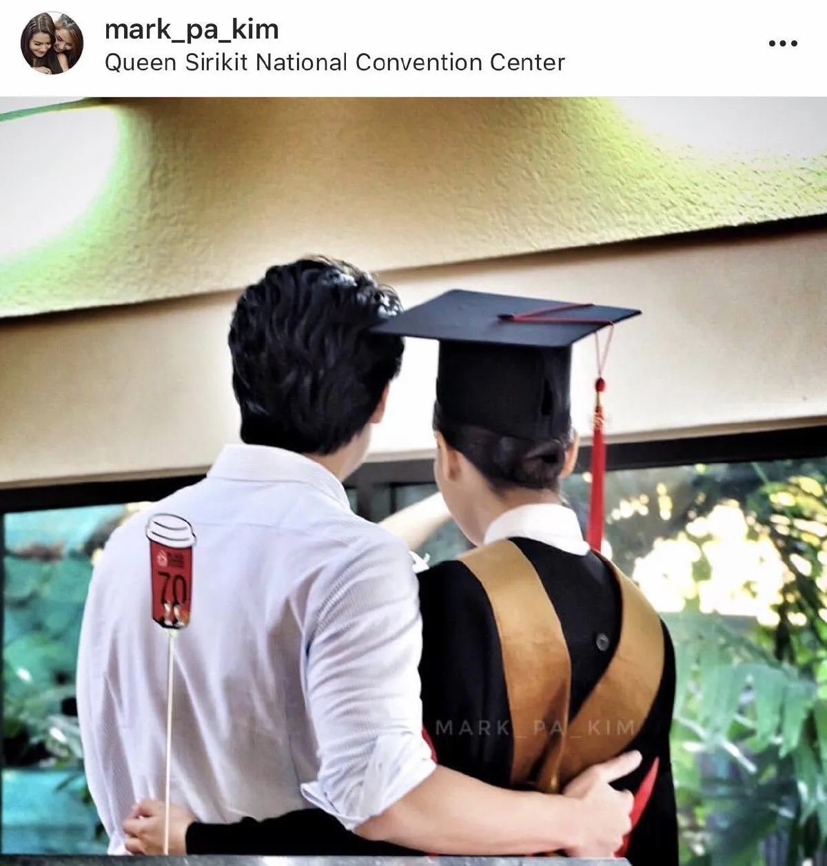 วันสำคัญของเธอ! หมาก หอบดอกไม้ช่อโตยินดี คิมเบอร์ลี่ บัณฑิตป้ายแดง