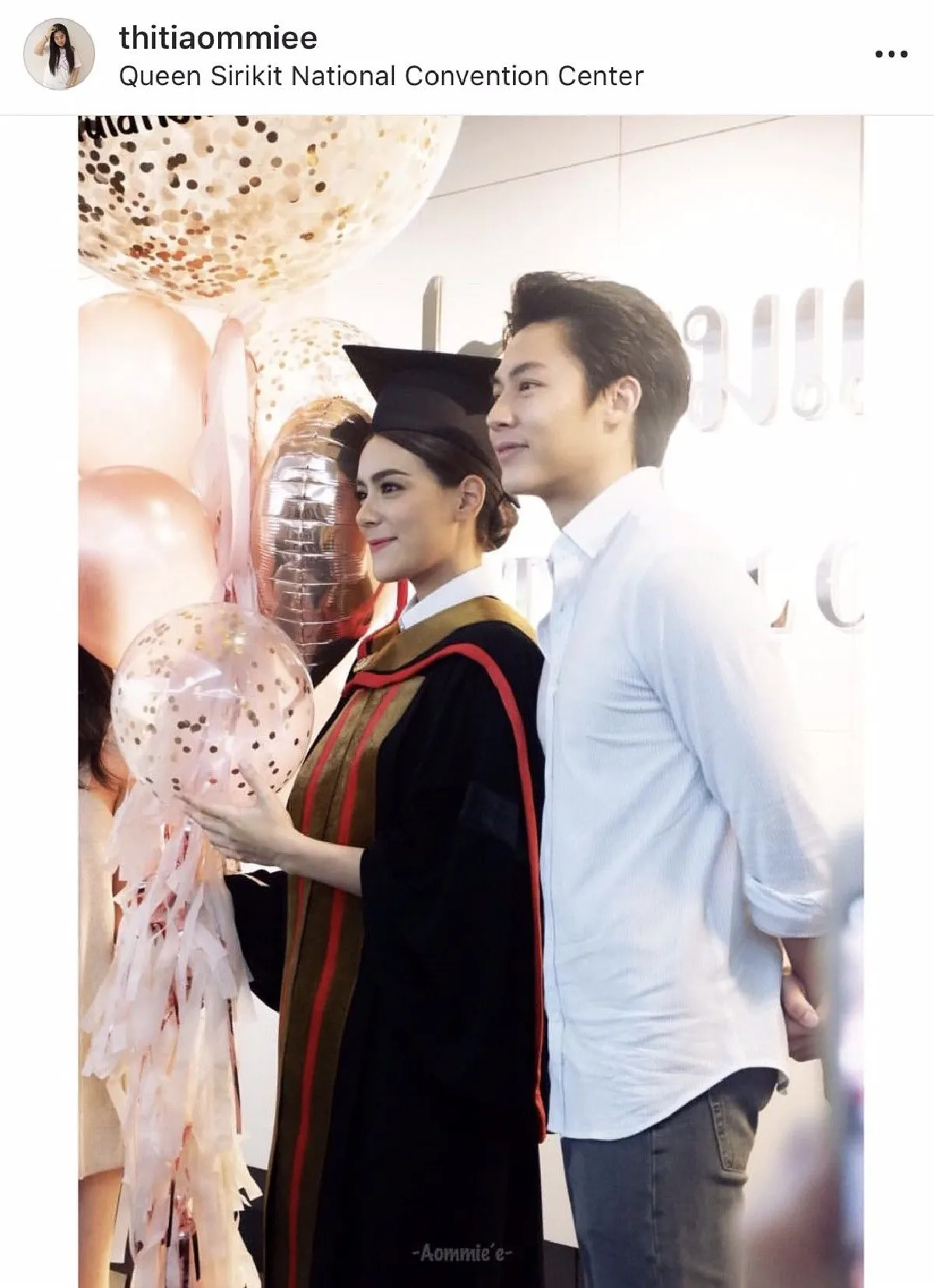 วันสำคัญของเธอ! หมาก หอบดอกไม้ช่อโตยินดี คิมเบอร์ลี่ บัณฑิตป้ายแดง