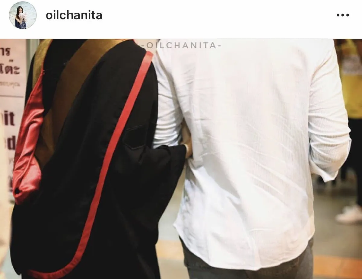 วันสำคัญของเธอ! หมาก หอบดอกไม้ช่อโตยินดี คิมเบอร์ลี่ บัณฑิตป้ายแดง