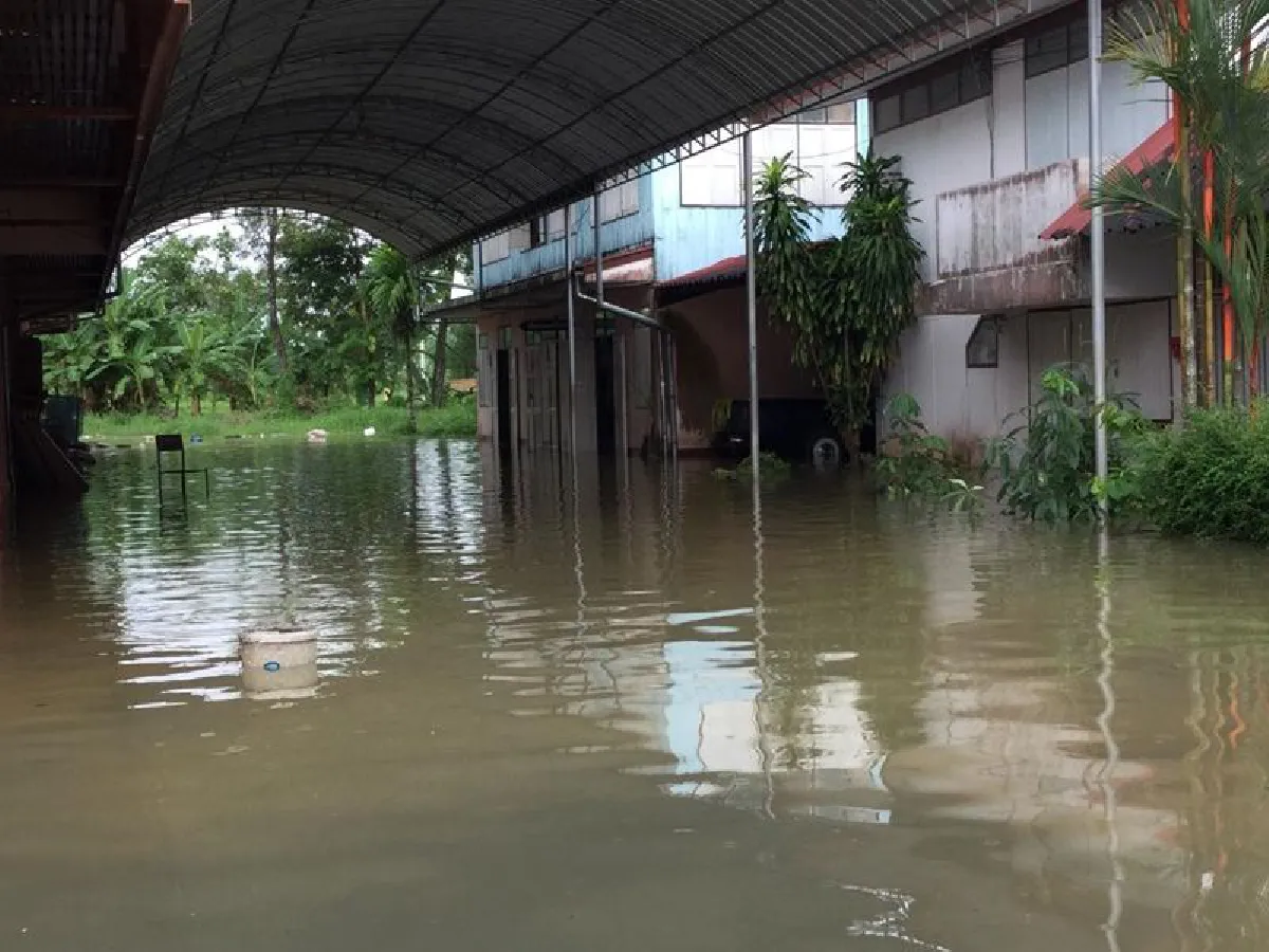 ตราดฝนหยุดตกแต่โรงเรียนอ่วมน้ำท่วมสะสม