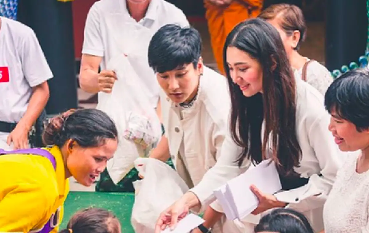 สวยทั้งกายและใจ! “เบลล่า” นำทีมพาคุณแม่และผู้จัดการ ทำบุญ แจกทาน